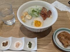 ホテルに寄る前に朝食。
お粥は味が薄く感じたので、辣油とお酢で味変。
お粥には油餅をトッピングしたかったがメニューにはない。
でも代わりに頼んだ大根餅は美味しかった。