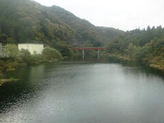 神戸を出発、草木ダムのほとりを長いトンネルで抜けると、草木ダムの湖上を鉄橋で渡る。
このあたりで標高450ｍ。相老駅から300ｍは登っている。