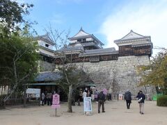 入場料を払って入城です。11年ぶりです。
メンバーに土建屋さんや大工さんもいて石積みの工法や規矩術などを解説。城の構えや戦術、歴史背景は私が得意です。