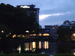 おまけ
この日は佐賀国体の開会式に天皇陛下夫婦が出席し、ホテルニューオオタニ佐賀(写真)へ宿泊されました。隣接する佐賀城の広場では、日の丸の旗を振りながら｢天皇陛下皇后陛下万歳！｣を延々と繰り返すグループも。群集心理を彷彿とさせる光景でした。
※今年から国民体育大会ではなく、国民スポーツ大会に名称変更されました。