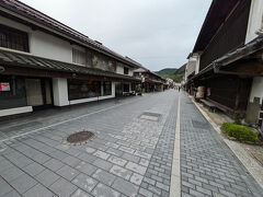 まずは商家や酒蔵などが立ち並ぶ本町通りへ。