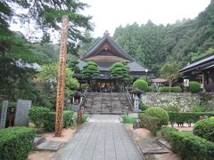 曹洞宗寺院の瑠璃光寺に参拝しました。応仁の乱で亡くなった大内氏の重臣・陶弘房の霊を弔うために、弘房の夫人が建てた寺です。寺域には応仁の乱で戦死した大内家25代義弘氏の菩提を弔うために、26代盛見氏が建立した国宝の五重塔が建っていますが、2026年3月まで改修中のため見学できませんでした。