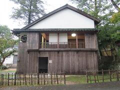 幕末、薩摩から西郷隆盛や大久保利通たちが、長州からは木戸孝允や伊藤博文たちが集まり、薩長連合と倒幕についての密議を行った建物です。木造二階建てで、最初は一の坂川の流れが見える湖畔に建っていたことから、沈流亭という名が付いたそうです。現在、建物一階には、密議に参加した人物の説明が書かれたパネルが展示されています。明治維新はここから始まったのですね。