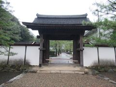 香山公園を出ると洞春寺が建っています。現在の山口県を治めていた大内氏に代わり、その後山口を治めた毛利元就の菩提寺です。大内氏が納めていた頃に建っていた国清寺の地に建っています。現在の山門は国清寺当時からあったもので、重要文化財に指定されている檜皮葺の四脚門です。大きな本堂、木造の鐘楼門など歴史が感じられる寺です。