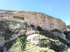 ★チャウシン★
ギョレメから北上して、チャウシンへ向かいます。
岩に開いた穴はハトの巣。
ハトのフンは肥料として必要なので、人出をかけて穴を作って、ハトの餌を入れるそうです。今は人出が少なり、餌の供給が追い付かず、ハトが減っているそうです。
冬が寒いから、寝ぐらと餌がなければハトは生きられません。