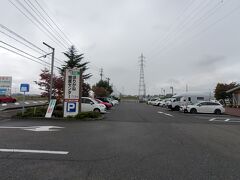 1時間半ほど走って、ほりがね物産センターでトイレ休憩＆お買い物タイムです。
大きなドラえもんがトイレ入口にありますが、ただいま工事中でシートを被っていました。
地元の方も多いのでレジは並びますよ～との案内。
