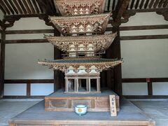 西金堂に納められている五重小塔は国宝です。
奈良時代のものがこんなにしっかり残っているのはすごい。
現在は消失している東金堂にも納められていたと思うと圧巻です。