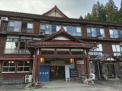 まつだいで列車を降り、送迎車に揺られ、今宵の宿に着いたのは15時40分ころ。
ベンガラのやうな赤屋根が旅情をそそりますねえ～