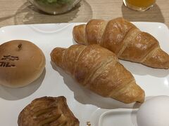 店内でパンを焼いているが、さすがに並べてあるものは冷めてるのでトースターで温めていただきました。
でも一番美味しかったのは塩味のついたゆで玉子、結局3個食べました。