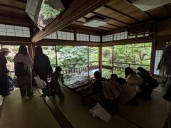 山門前は行列発生していたが、予約していたので待ち時間なく２階の書院へ。
人で溢れている様子を期待していたのに、それほど混んでなくてちょっと拍子抜け。