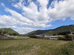 寂光院から大原のバス停までは近くはない、それなら里の駅まで歩いてしまおう。
里の駅は遠目から見えたが、近づくと入り口に車が止まっており、嫌な予感。
里の駅は月曜休みで閉まっていました。