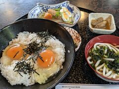 お昼ご飯は卵かけご飯。
うどんやおでん付き。
どんぶりの後ろにも小鉢が2つ隠れています。
お母さんはワンオペで大変だと笑顔で語ってました。