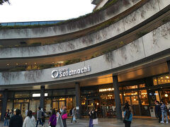 1F屋外の「ソラマチひろば」で、お菓子の無料配布イベントが行われていました。
