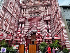 Jami Ul-Alfar Mosque

そんな庶民の活気ある一画にコロンボで最も古いモスク「ジャミ・ウル・アルファーモスク」が目を引く建築で佇んでいます。
ドライバーさん曰く観光客は入れないと言ってましたが、入れたように思います（苦笑）まぁ今回は下見ってことなのでスルーでもいいか？って今度いつ来れるのか？？？