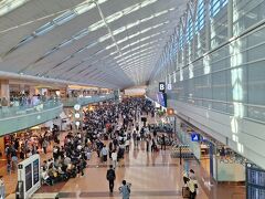羽田空港に到着
前回と比べて人が多い
活気があっていいですね
空港はこうでないと