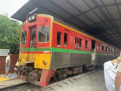 メークローン鉄道市場(タラード・ロム・フッブ)