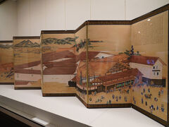 お昼を食べ損ねたので、前回来た時に気になっていた『すみれ食堂』を訪れてみる。すると、こちらもお休みであった。地方では、日曜日定休と言う店が多いのだ。仕方が無く、すぐ近くにある県立博物館へと向かう。企画展は、『ふくしまの酒造り－酒を醸し和を醸す－』が開催されていた。福島県には今でも多くの酒蔵があるが、かつてはもっと多くの酒蔵があったのだ。屏風絵に描かれた長尾家の邸宅は、完成直後の会津戦争の最中、薩摩藩兵の放火に寄り失われたそうである。