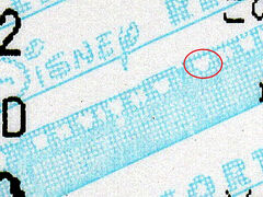 さて、この切符にはトリビアがあります。
地紋を拡大してみましょう。
ナント、、帯の中に白抜きで『隠れミッキー』がいるのです。（赤丸）
連続模様なので、1枚の切符に４～6か所ありました。（カット位置により異なる）
印字と重なって見にくい箇所もあります。
＊写真はコントラストを強めて地紋を見やすくしてあります。