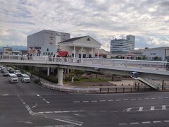 　観覧車の後はりんくうプレミアムアウトレットに行きました。
　りんくうプレミアムアウトレットは西日本最大級のアウトレットモールであり、国内外の有名なブランドが約250店舗あるのでショッピングが楽しめます。関西国際空港からシャトルバスが毎日運行されています。
　2020年にはシーサイドエリアが増床オープンしました。シーサイドエリアは大阪湾を一望できて、どこまでも広がる空に、青い海、揺れるヤシの木が海外リゾートに旅行に来た気分にさせてくれます。