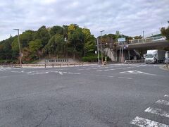 　その後はりんくう公園に行きました。
　りんくう公園は関西国際空港の対岸に位置しており、海に面するロケーションが最大の魅力の公園です。天気が良い日は明石海峡大橋や淡路島も望めます。ゆっくりと散歩をしたり、子連れで遊んだりなど様々な楽しみ方ができるのがポイントです。
　マーブルビーチからの夕日は日本の夕陽百選に選ばれています。