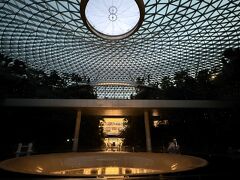 早朝のチャンギ空港。
シンガポールは何度か訪れているにも関わらず未だにJewelに行ったことがないのでちょっと探索。

といっても朝7:30のJewelは名物の滝もShopもまだお休み中。
ラウンジに行って歯磨き、洗顔、化粧と身支度でもしようかなと思ったけど、JewelにあるChangi Loungeはトイレがラウンジの外にあるためラウンジはスルーしてそのまま人のいない広いトイレへ行ってゆっくり身支度。

いつも空港から市内はタクシーを使うけれど、時間もあるしひとりだし・・・と初めてMRTで市内まで行くことに。
JewelからT2へ移動しMRTまでは空港内の案内に従えばいいだけ。