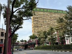 マリナーベイサンズを見るよりも、チャイナタウンにそびえたつ珍珠坊と書かれたPeople’s Park Complexのビルを見た方が、なぜか気持ちが高ぶりシンガポールに来たことを実感する。

