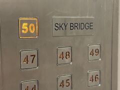 専用エレベーターで50階のSkyBridgeへ