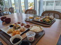 朝食は東急ステイ沖縄那覇で。
沖縄料理、お刺身、洋食、和食、なんでもありです。
リゾートホテルには負けますが（笑）これで充分。
ちなみにここのフレンチトーストがお気に入りです。