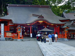 次の目的地は熊野那智大社。途中、大門坂の一部を歩き、熊野古道の雰囲気を再び味わった。

さらに階段を467段登るというので、足が弱くなった私は少し緊張したけれど、階段１つの高さが低い所が多く、さほど疲れなかった。

到着した朱塗りの社殿が美しい。
