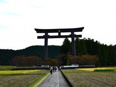 熊野本宮大社旧社地である大斎原（おおゆのはら）も訪問した。熊野本宮大社は、元々この場所にあったが、水害にあって高台に移転したのだ。前回見逃した所である。

大鳥居が迎えてくれた。