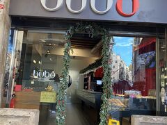 歩き疲れていたので、ケーキを食べに行きました。
buboのバルセロナ本店。
表参道にbuboの店舗があります。
さきほどのサンタ　マリア　ダルマル教会を曲がった瞬間、みんなbuboの袋を持ってるなーと思ったら、日本人のツアー御一行様でした。おじさま多数。
その後、すーっと人波が消えて、店内は地元民のみ。全員女性になりました。