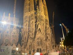 ピザで温まったあと、サグラダファミリアへ戻ります。
夜のライトアップは１８時半から（月によって、点灯時間が変わるようです）。
１８時半ぴったりに、上から順に明かりがつきました。
美しい！