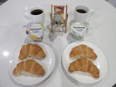 8日目の朝。

本日の朝食はスーパーで買ったクロワッサンとヨーグルト、ホテル備え付けのコーヒー。

ゴエモン「お金がかかっていないな。」