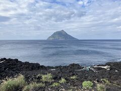 黒い溶岩が広がる海沿いのコース、舗装されてたりされていなかったり。ここでは小富士を南から見てるのでさっきの東側からの眺めとは形が違うのです。