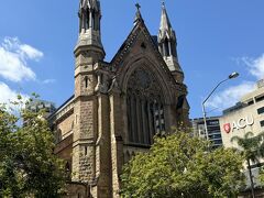 少し歩いて見えてきたのは、立派なカテドラルです。