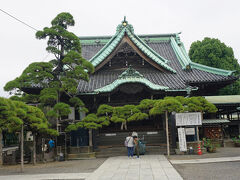 ●柴又帝釈天＠帝釈天参道

「帝釈堂」です。
このお寺、正式には、「経栄山題経寺（きょうえいざん だいきょうじ）」という日蓮宗のお寺です。ご本尊は、板本尊。
お堂の前に横たわるのは、「瑞龍のマツ」
東京都の指定天然記念物に指定されています。
