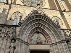 サンタ・マリア・ダル・マル教会の前を通りました。
ゴシック様式の大きな教会。美しい教会でした。
外から撮影のみ。