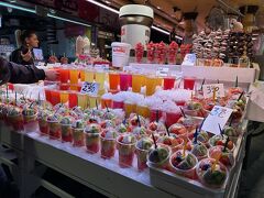 市場にヨリミチ。
食べ歩き用の食べ物が売られています。
どのお店も、見せ方が上手！