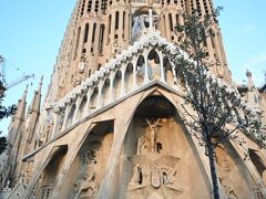地下鉄を降りて地上に向かうともうそこにありました。
サグラダファミリア
想像以上に大きい。
もちろん、スペインを代表する世界遺産です。
1882年着工、いまだに完成していません。
塔に登れる入場料36ユーロ、事前予約済、入り口でQRコードを見せます。
