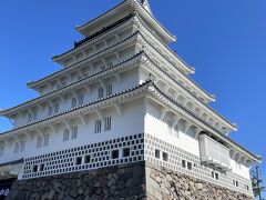 外観だけで中には入っていません
お城と言えば階段が急だからです
５階建てと言っても、この高さです