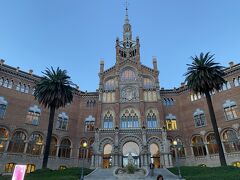 サンパウ病院。
世界遺産です。
モデルニスモ建築の建物で2009年まで診療がおこなわれていました。
ちょうど日が暮れる前に到着、見学は閉まっていたので、外から拝見しました。