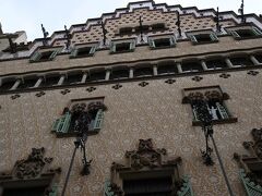 今日はカサビセンスに向かいます。
ビセンスさんの家は、世界遺産です。
ガウディが初期に手がけた建築物の1つ。
レンガやタイル工場の社長であったマヌエル・ビセンスとその家族の住居として建設されました。