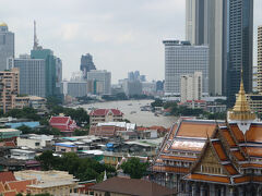 プールから見えるチャオプラヤー川