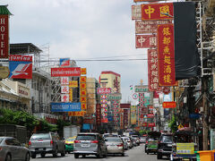 昼のヤワラート通り