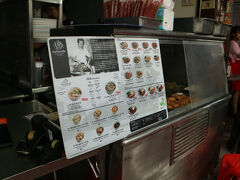 こちらのお店もホテルの向かい側にあって、人気店だ