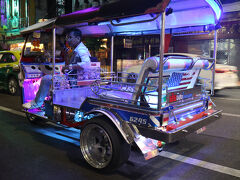 最近は、電動のトゥクトゥクもあるが、チャイナタウンに集まるトゥクトゥクは、マフラーから爆音を響かせるエンジン車だ。