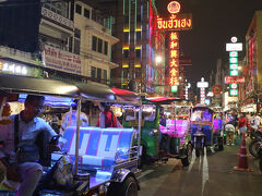 ヤワラート通りには、夜になると多数のトゥクトゥクが現れる。
