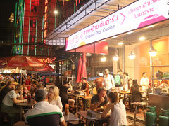 ナイトマーケット周辺の飲食店は、雨が降らなければ、満席だ。