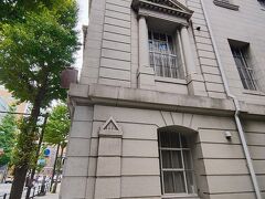 お隣も歴史ある建物のようです。
ラ・バンク・ド・ロア(横浜市指定有形文化財)



