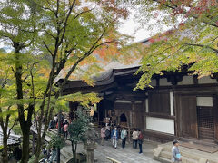 本堂です。こちらで御朱印を頂きました。石山寺は西国三十三箇所１３番札所です。